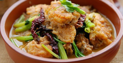 河南信阳当地的特色传统美食——面炕鸡