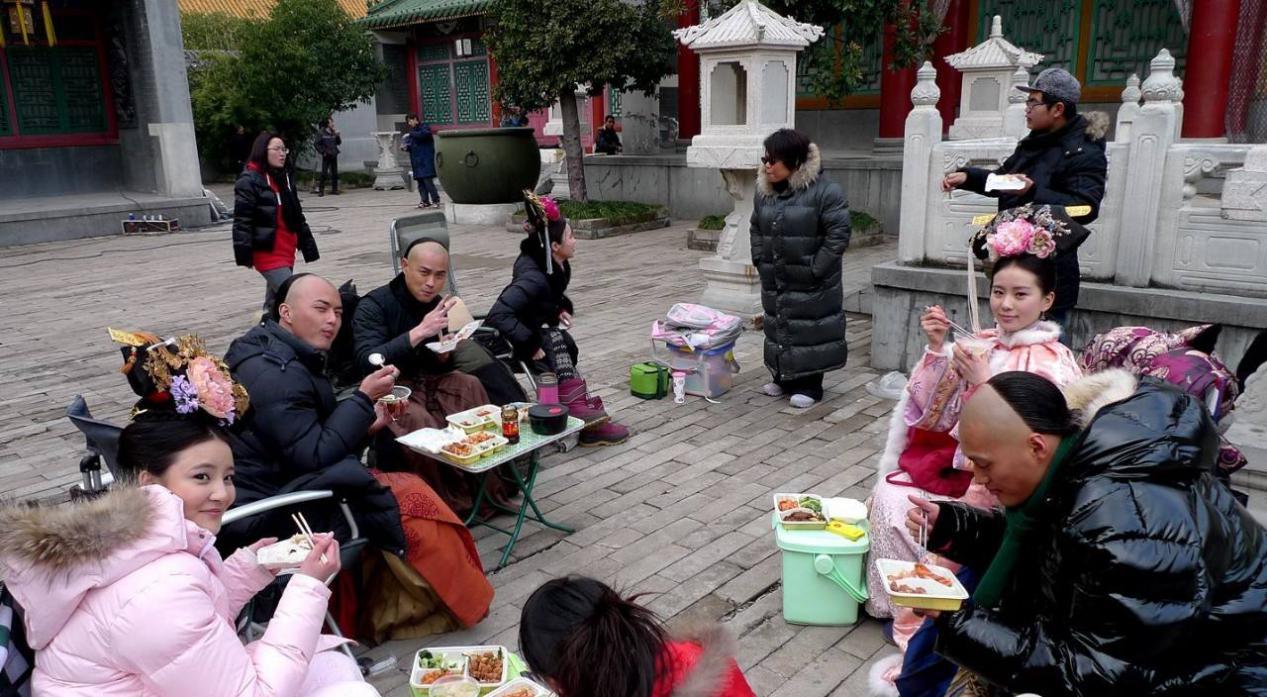 横店群演盒饭曝光,一个细节引热议,网友:差距不是一般大