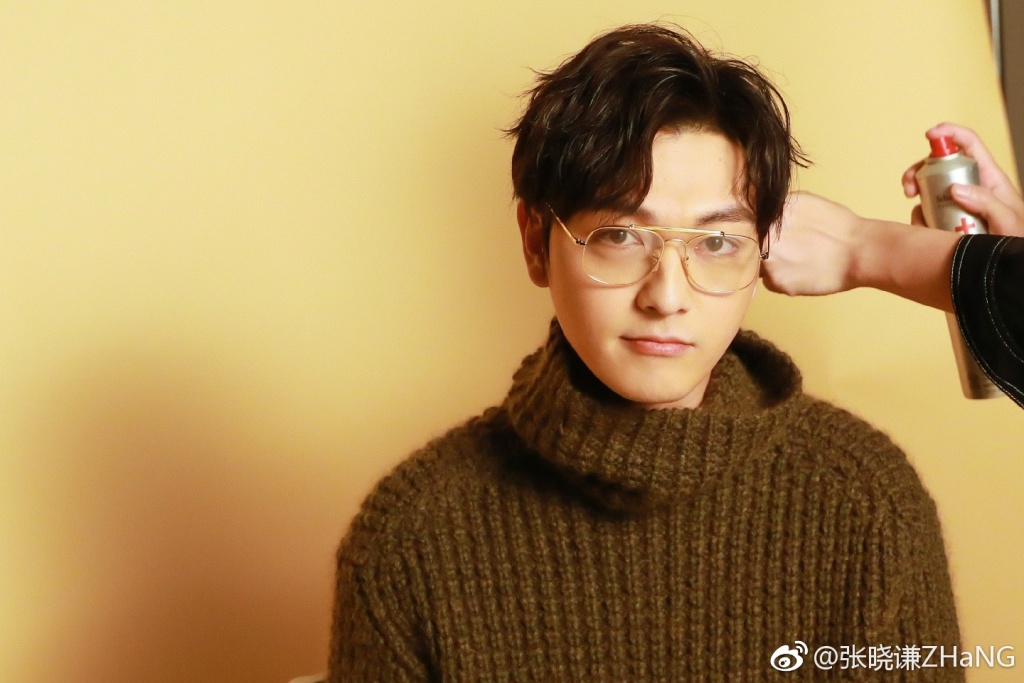 原来张晓谦是童星,在1998年参演《母亲》后息影十年