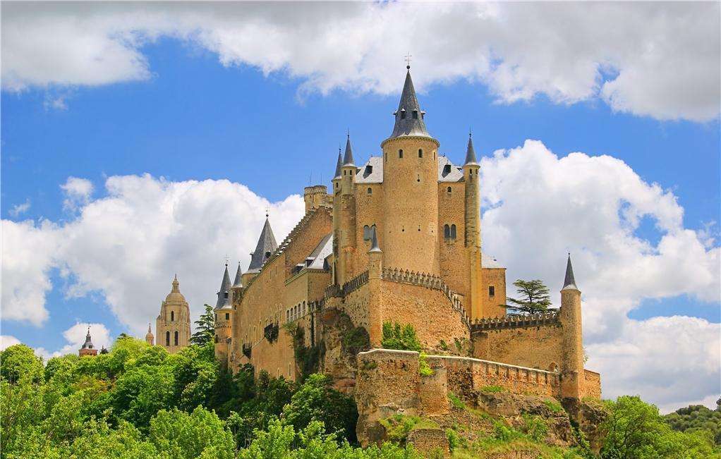 德优斯贝尔特城堡位于卢森堡大公国北部,靠近著名的文化历史中心