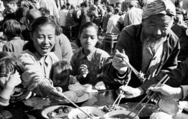 罕见80年代老照片:图1农村人吃饭好热闹啊,你有过这种经历吗?