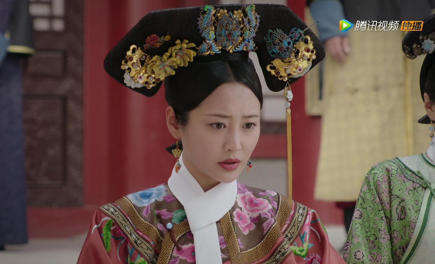 当卫嬿婉封妃后,2个旗头就搭配了12套旗装,比当年的嘉妃还奢华