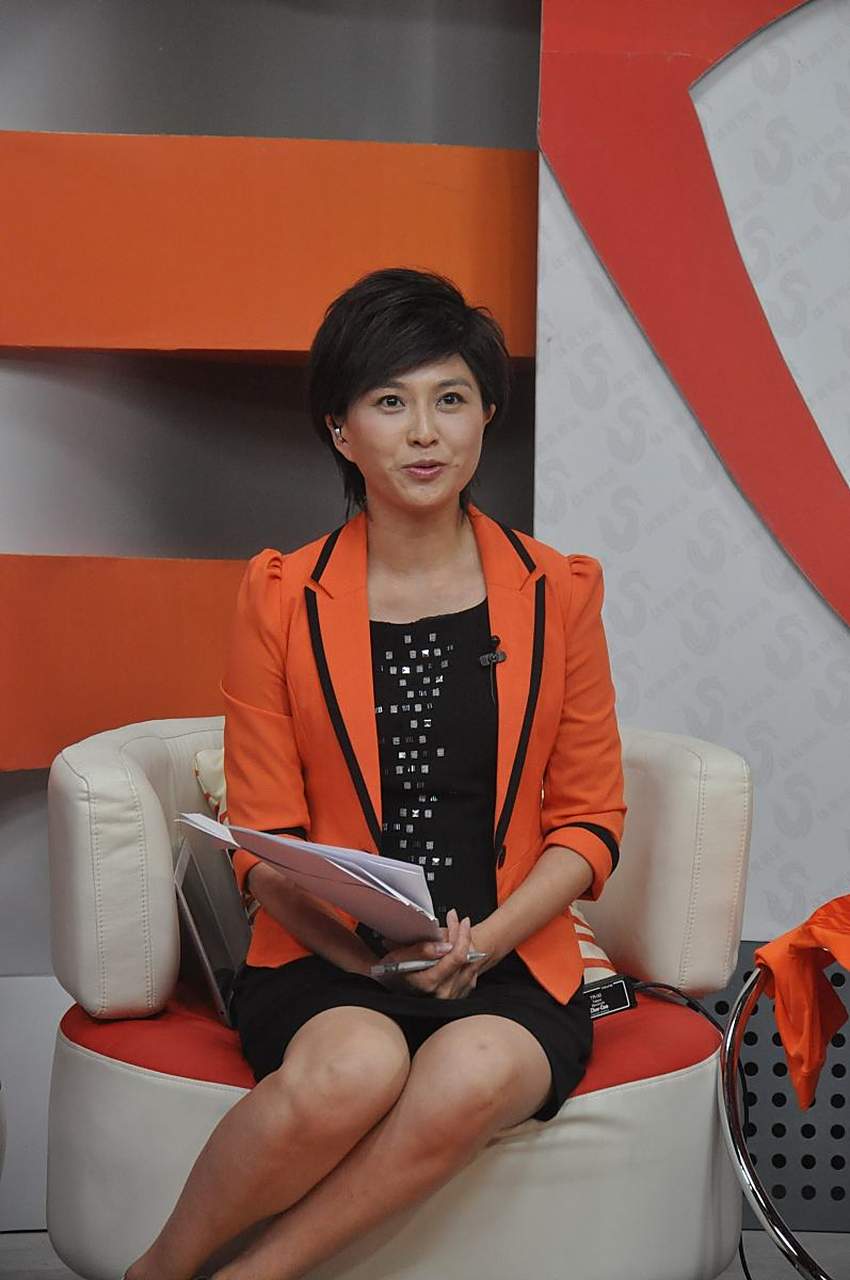 知名主持人张泉灵在老公不知情的情况下,一人飞往上海跟一个比自己小