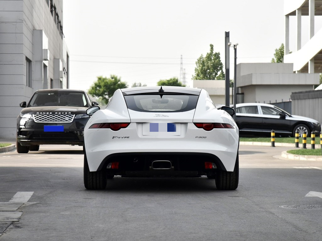 捷豹f-type跑车,彰显高贵的身份,有着浑厚的声浪