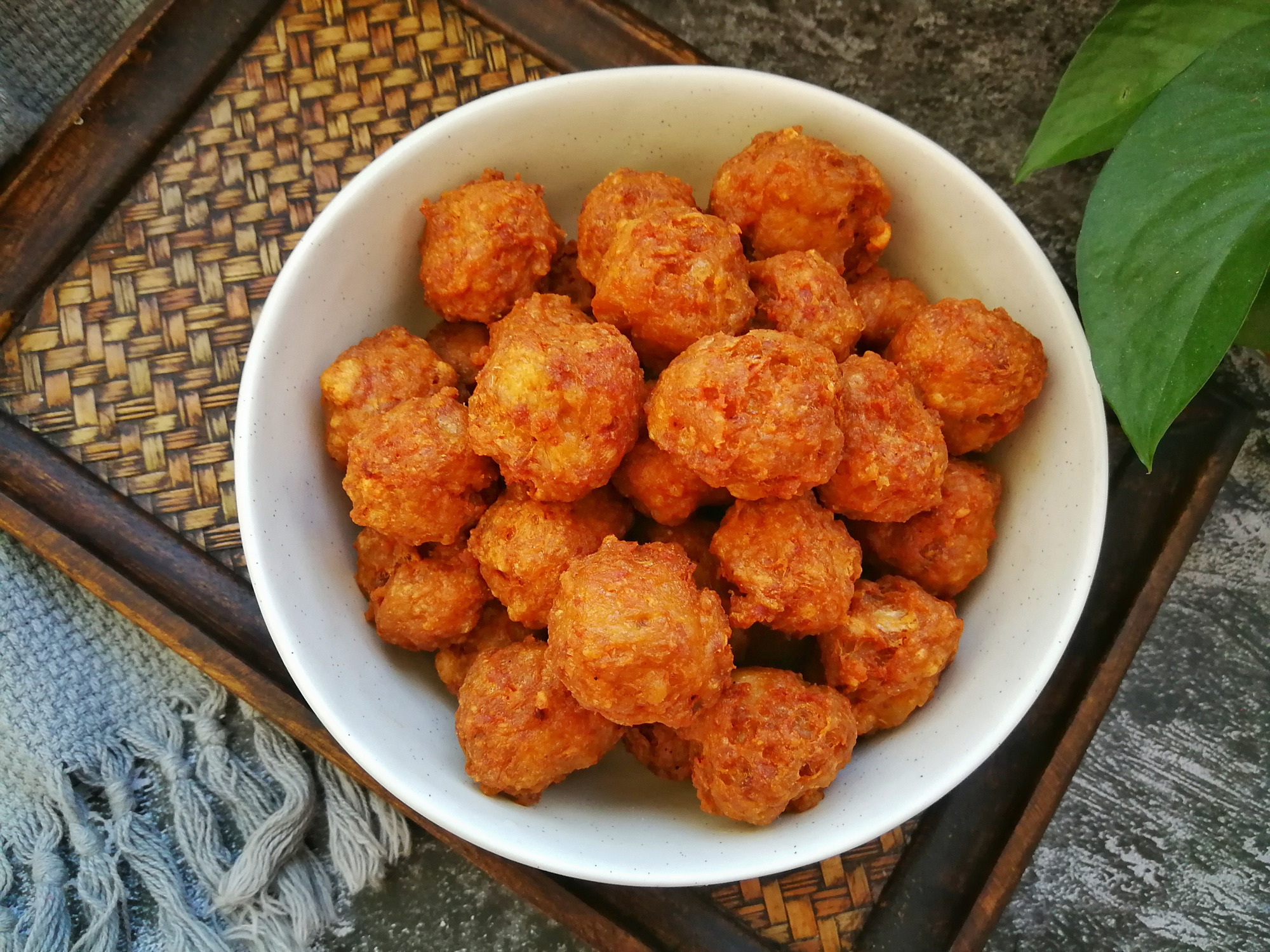 在家炸肉丸子,外酥里嫩,不糊不散,记住这种调料一定不能加