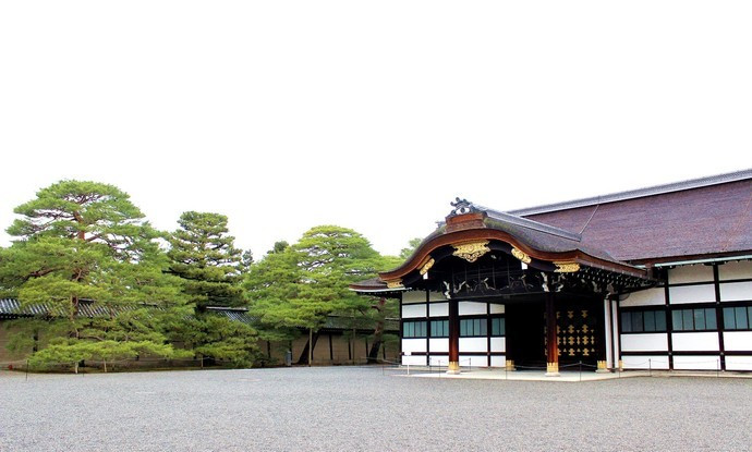 这里是日本历代天皇的住所,所有的建筑都既具有宏伟壮丽的感觉