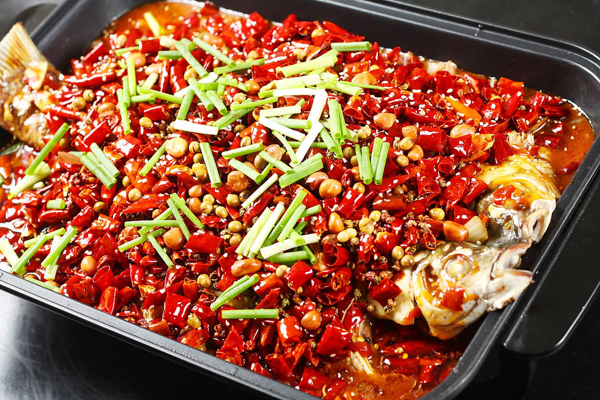 重庆烤鱼作为山城的冬日美食代表,口味丰富多样,满足了不同人群的