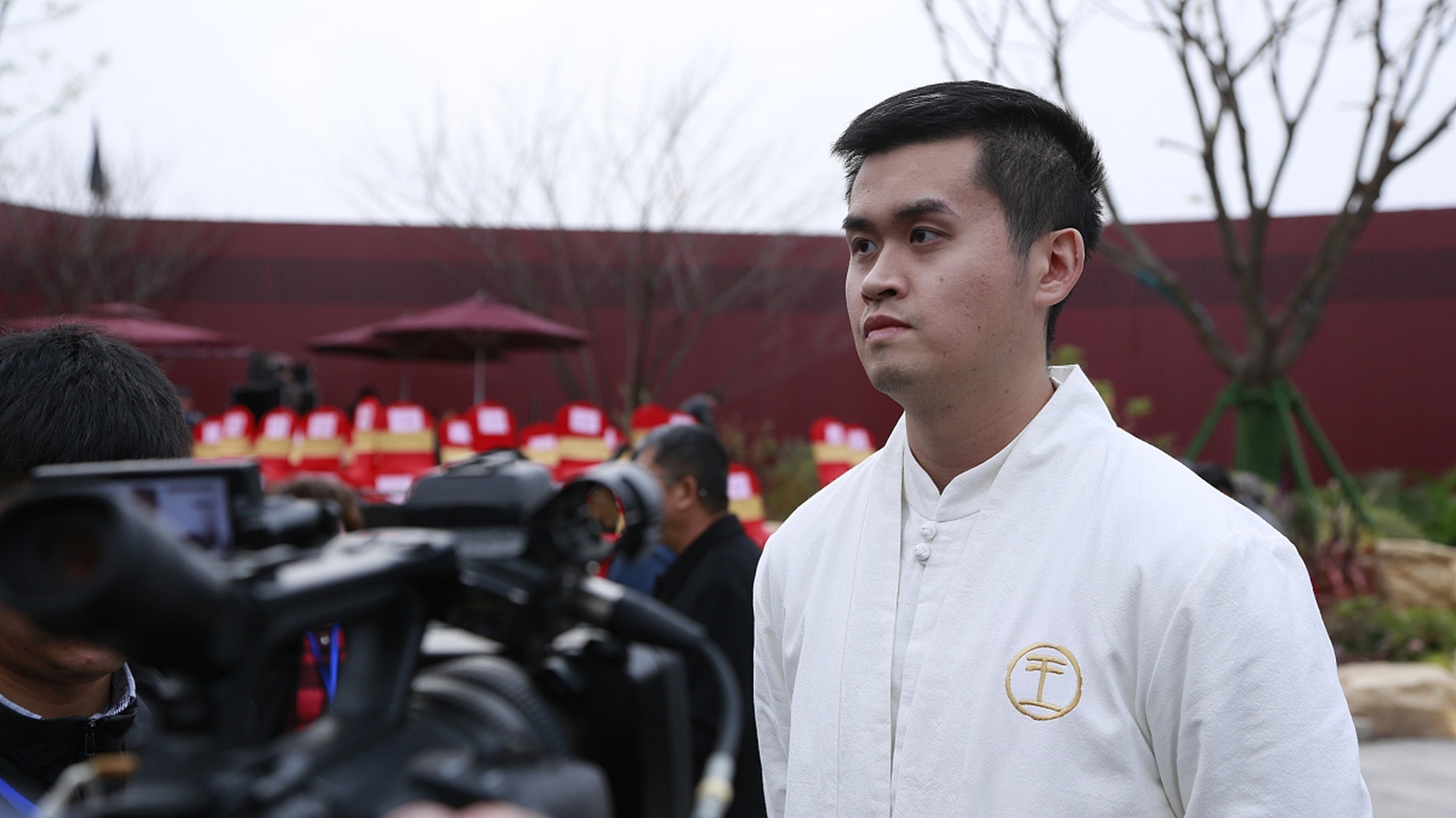 今天和朋友聊天,聊到中国的象棋宗师胡荣华胡司令,不知道王天一能不能