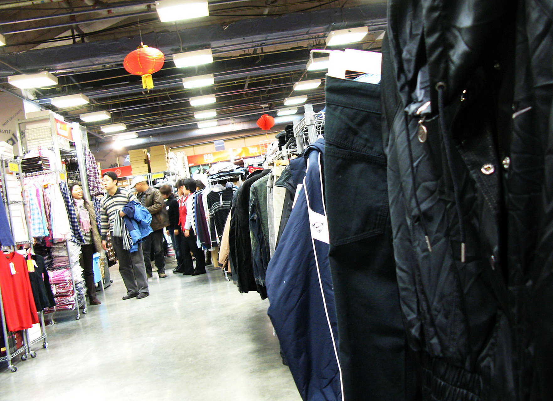 一个女人,如果花100多块钱买衣服都要向男人伸手要,还要看男人的脸色