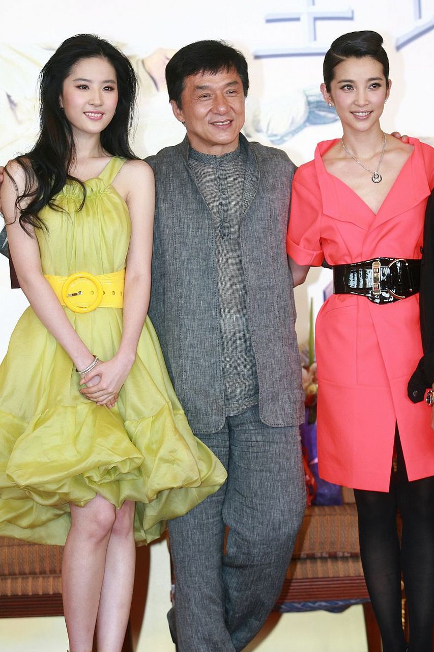 成龙大哥和刘亦菲,李冰冰的早年间的合影,成龙大哥左拥右抱俩美女,很