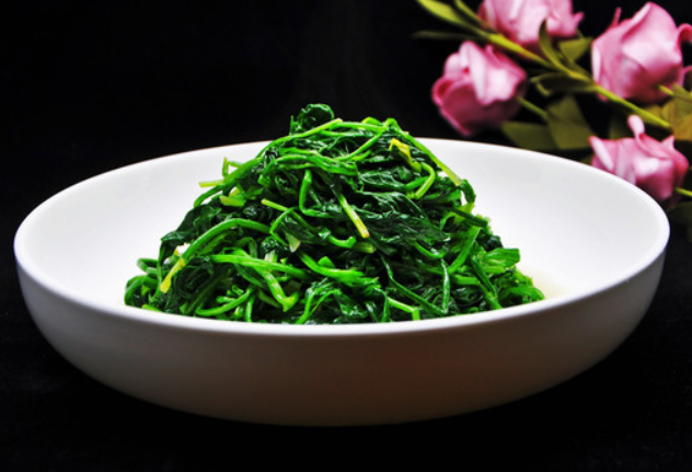 这样做清炒菠菜,美味营养!并且适合春天吃!感兴趣的,收藏吧!