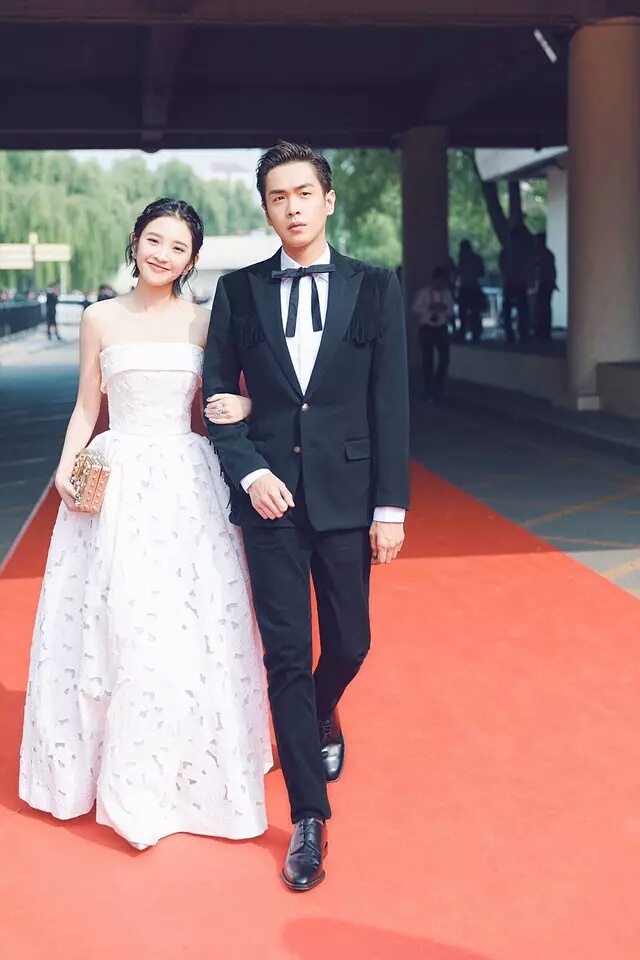 本以为唐艺昕已经够甜了,看到吴倩的脸才知道什么是挪不开眼!