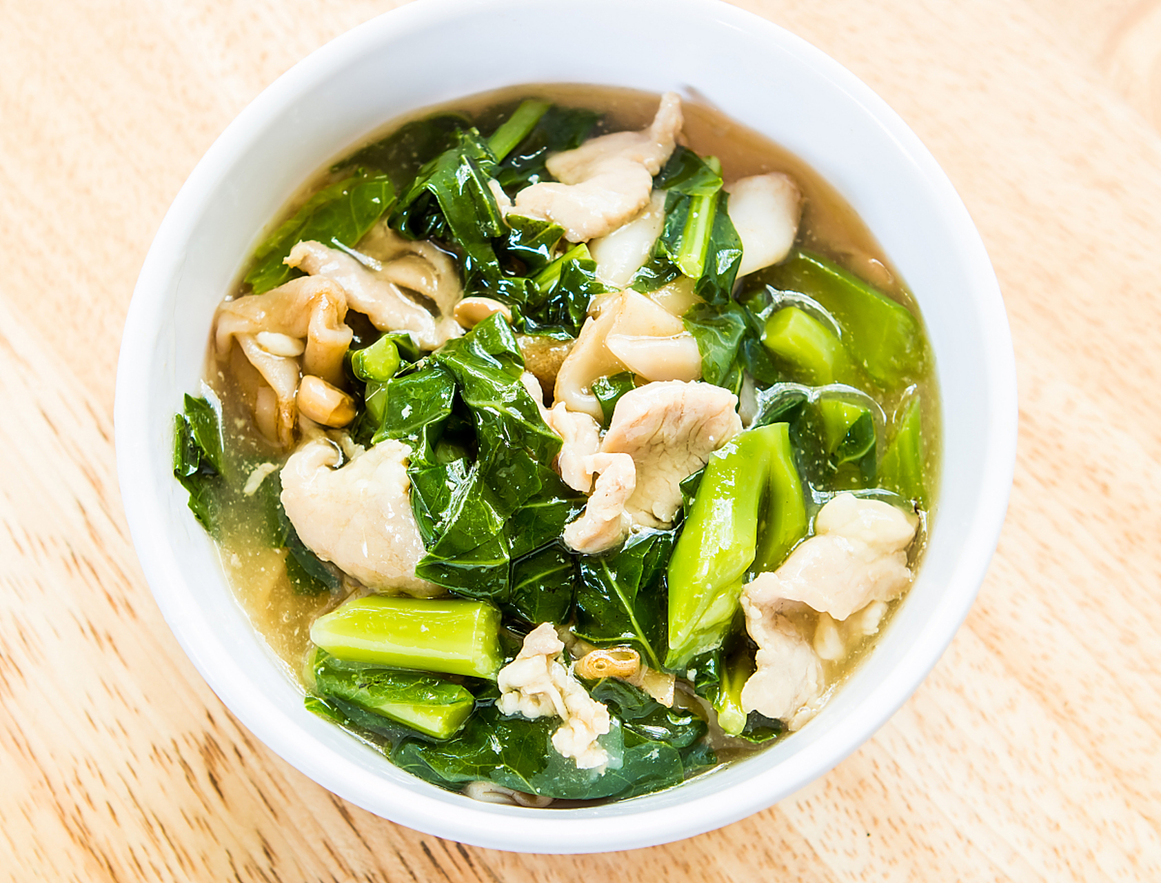 香菇青菜汤是一道清淡可口的汤品,以香菇和青菜为主要原料,口感鲜美