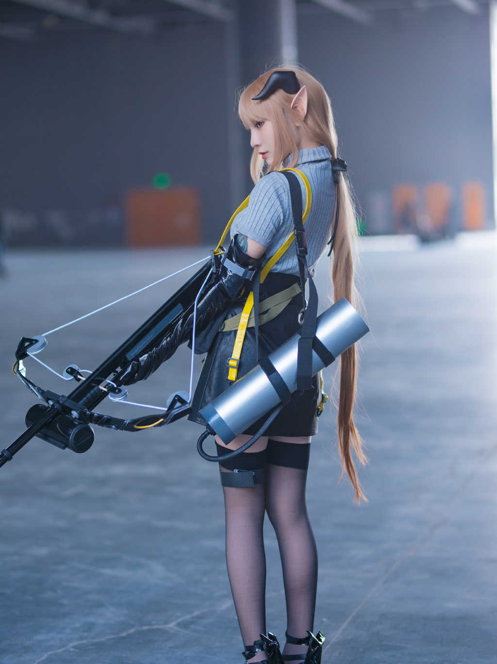 明日方舟陨星cos:小姐姐,你这把弩炮是不是很重,需要帮忙吗?