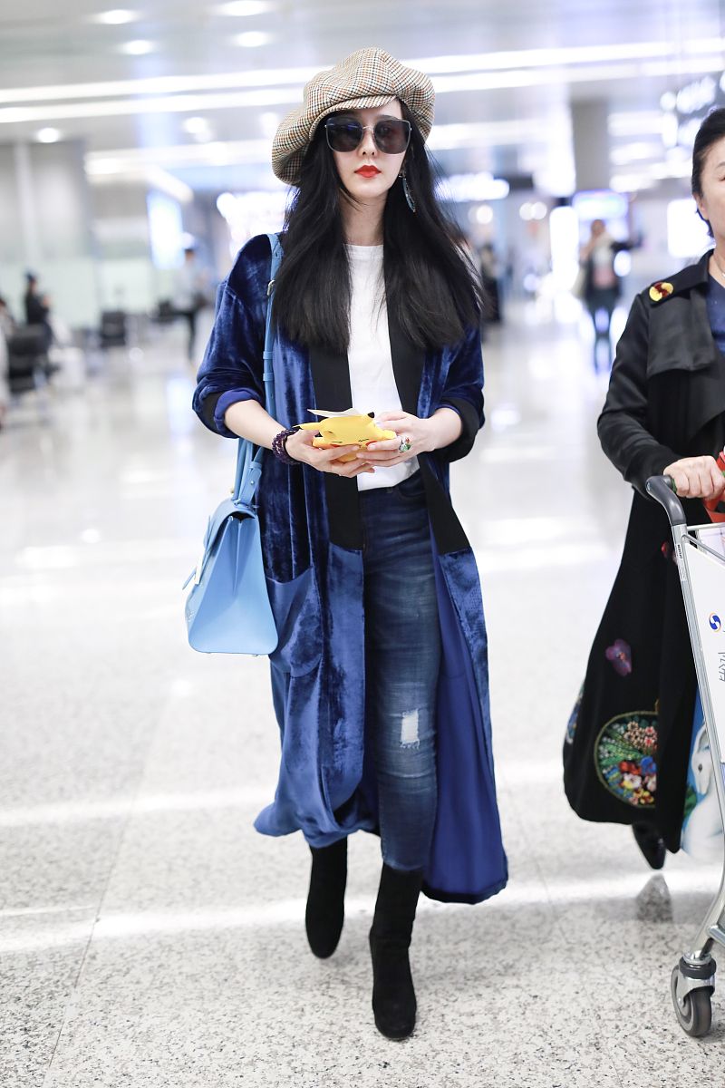 范冰冰街拍:丝绒开衫破洞牛仔裤 delvaux手袋麂皮靴时髦优雅