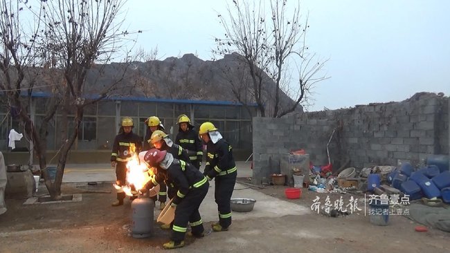 一村民做飯時液化氣罐漏氣著火,濟南消防員緊急排險