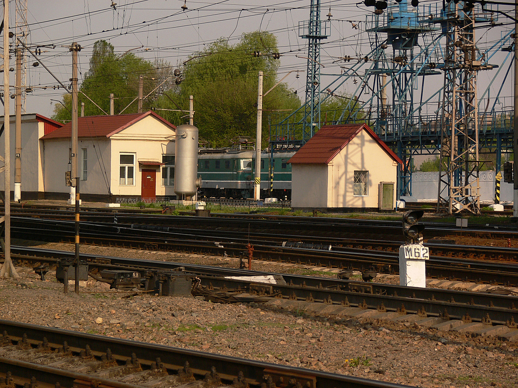 在简陋的火车站台上,不少的朝鲜乘客在这里上下车.