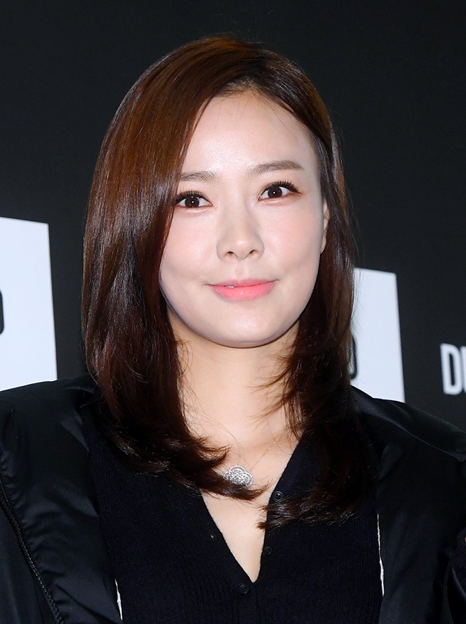 10月26日下午,孙泰英等韩国艺人在首尔一家百货店出席了某品牌举行的