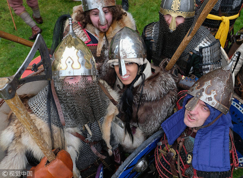 英国约克迎来一年一度"维京节" 大批"中世纪武士"舞刀弄枪