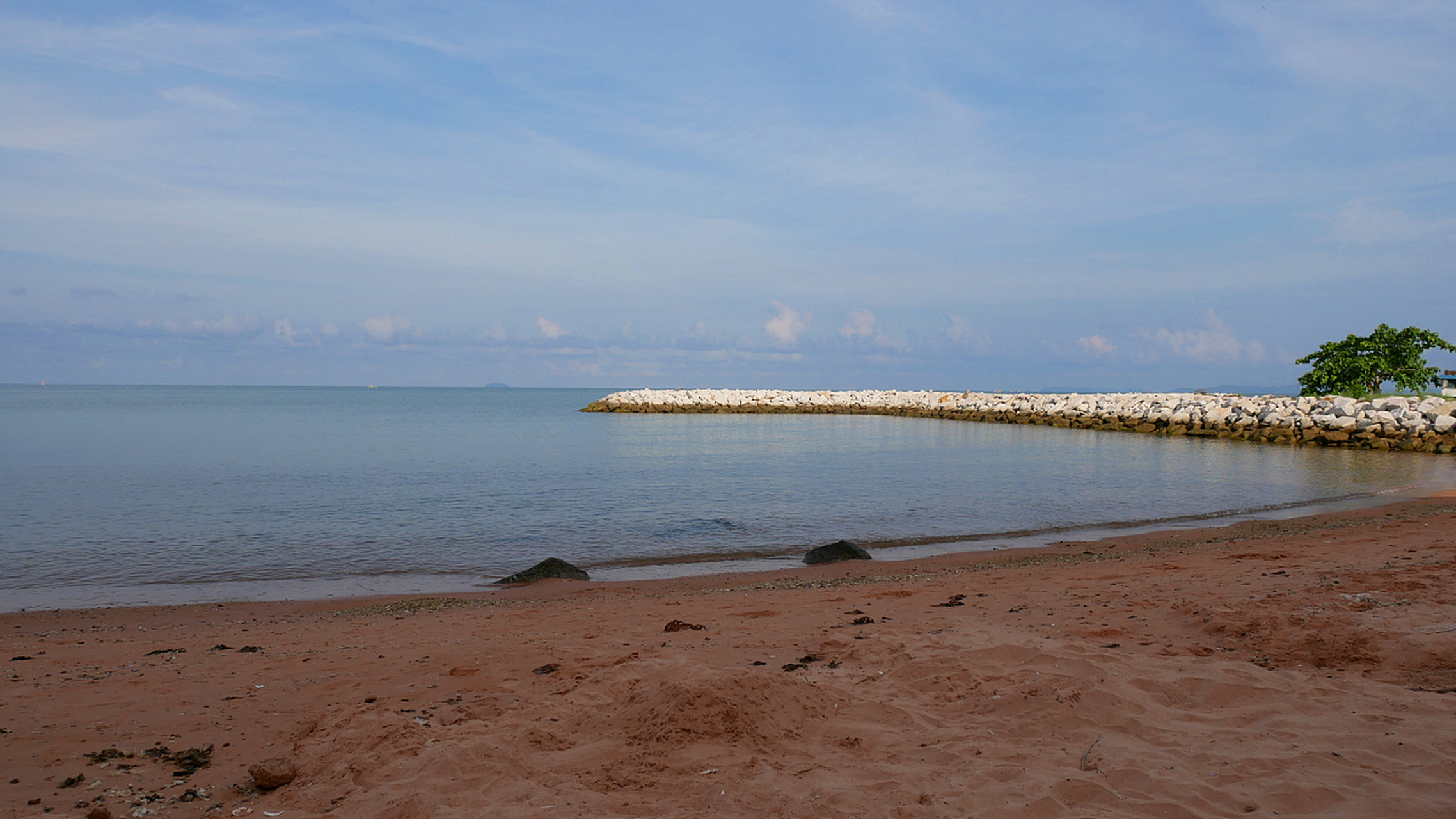 钦州三娘湾:海豚逐浪的人间天堂  在广西的南端,有一片被誉为"海豚