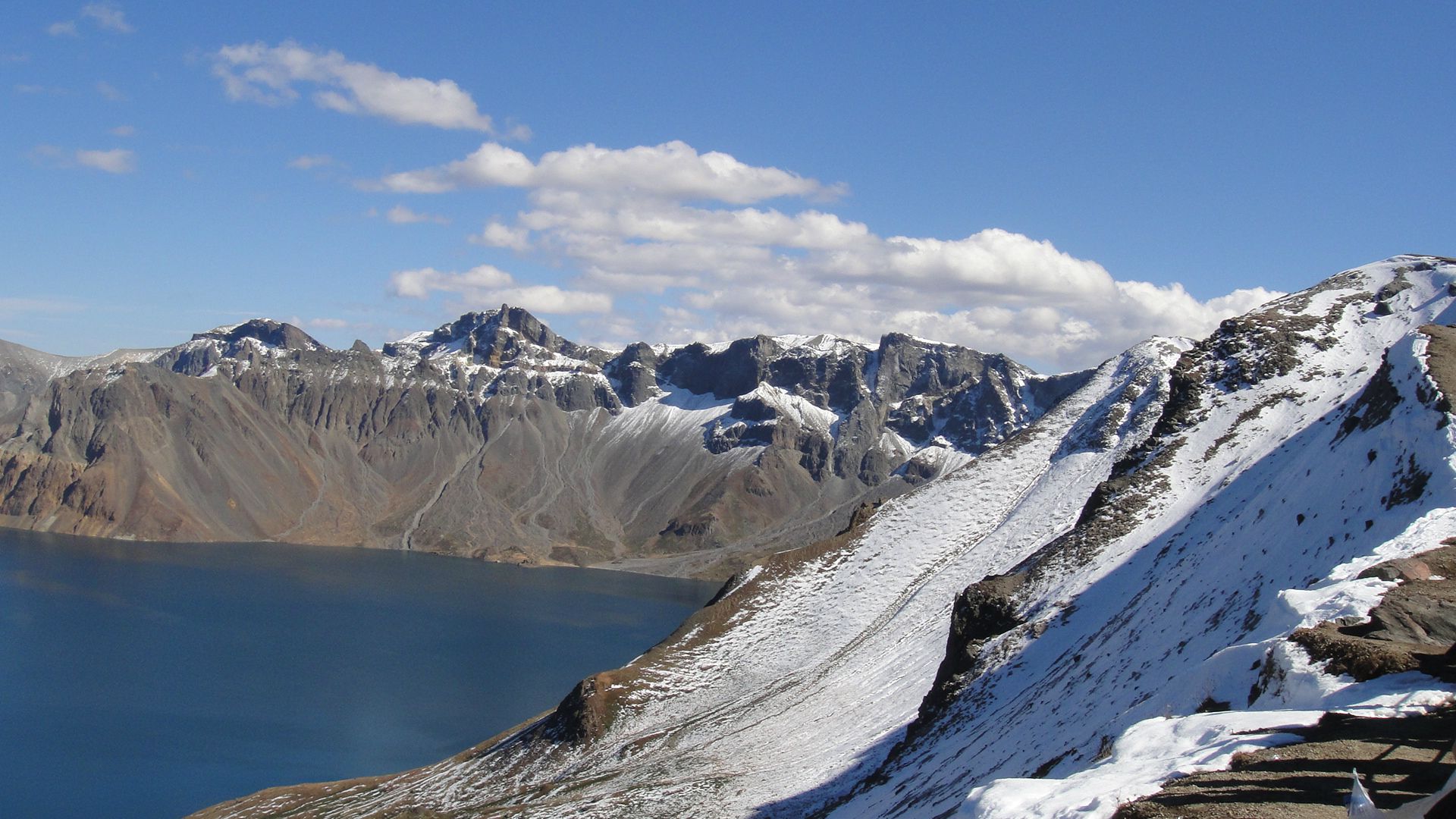 长白山全称长白山脉,位于吉利白山市东南部,整个山脉长约1300公里