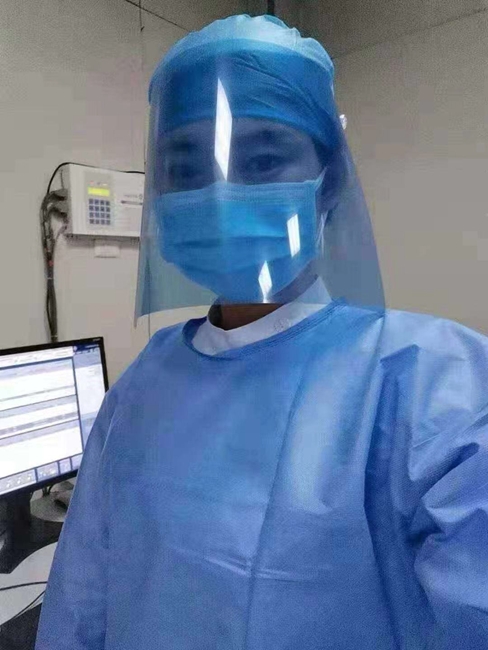 防护装备告急 四川省人民医院医护人员自制防护用具