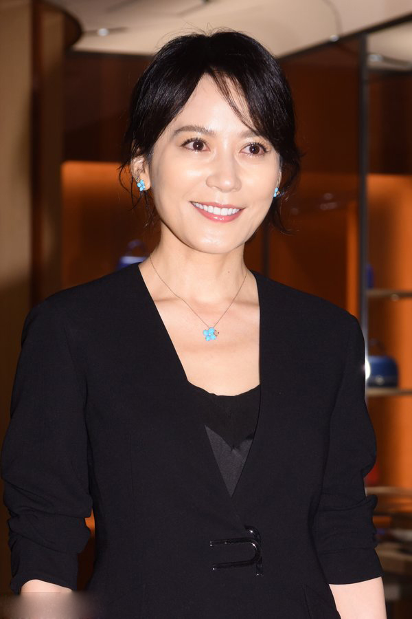 48岁俞飞鸿深v西服搭内衬想保守点?还是不小心秀出一