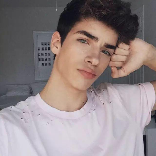 自拍男孩manu rios终于登上了第一本时尚杂志!