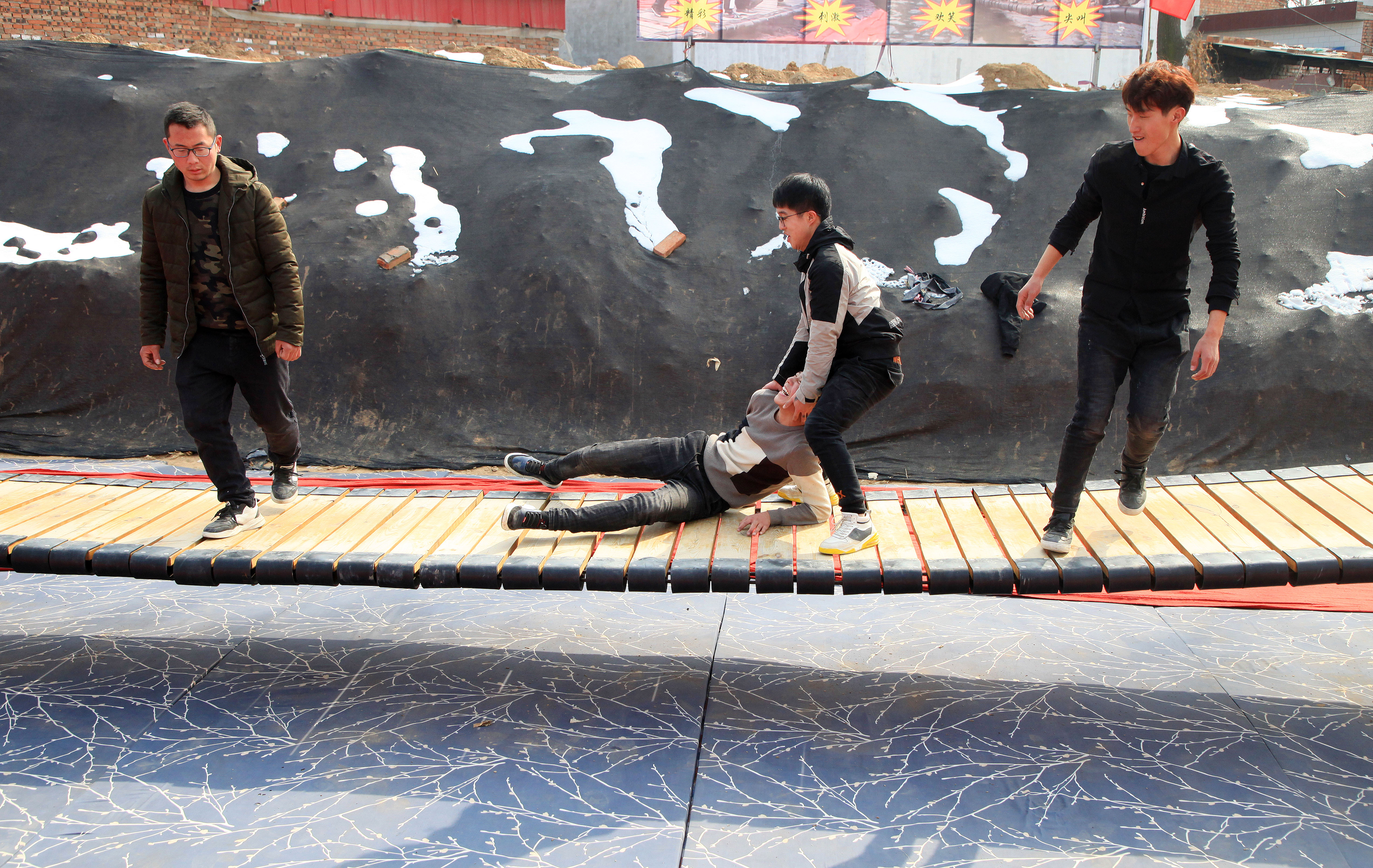 庙会网红桥现超级玩家 8小时边喊麦边摇 日入千元