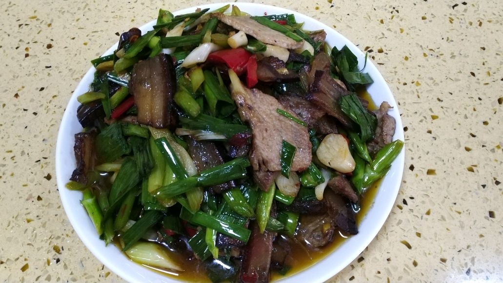 一斤腊肉,一斤蒜苗,做的回锅腊肉肥而不腻,吃过瘾