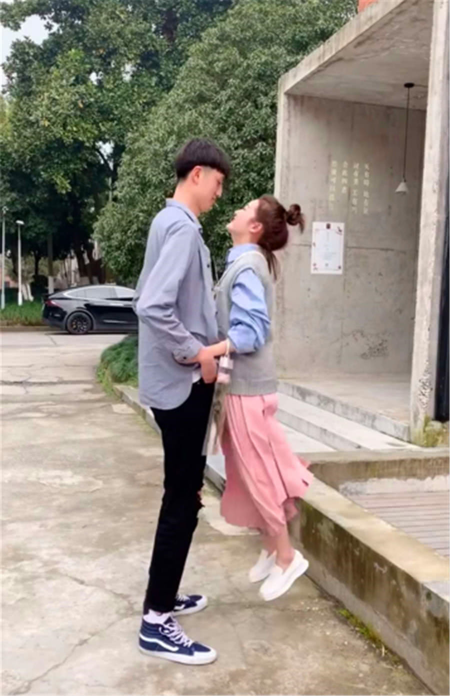 "最萌身高差"情侣走红,简直不能太甜了,网友:我有点眼馋!