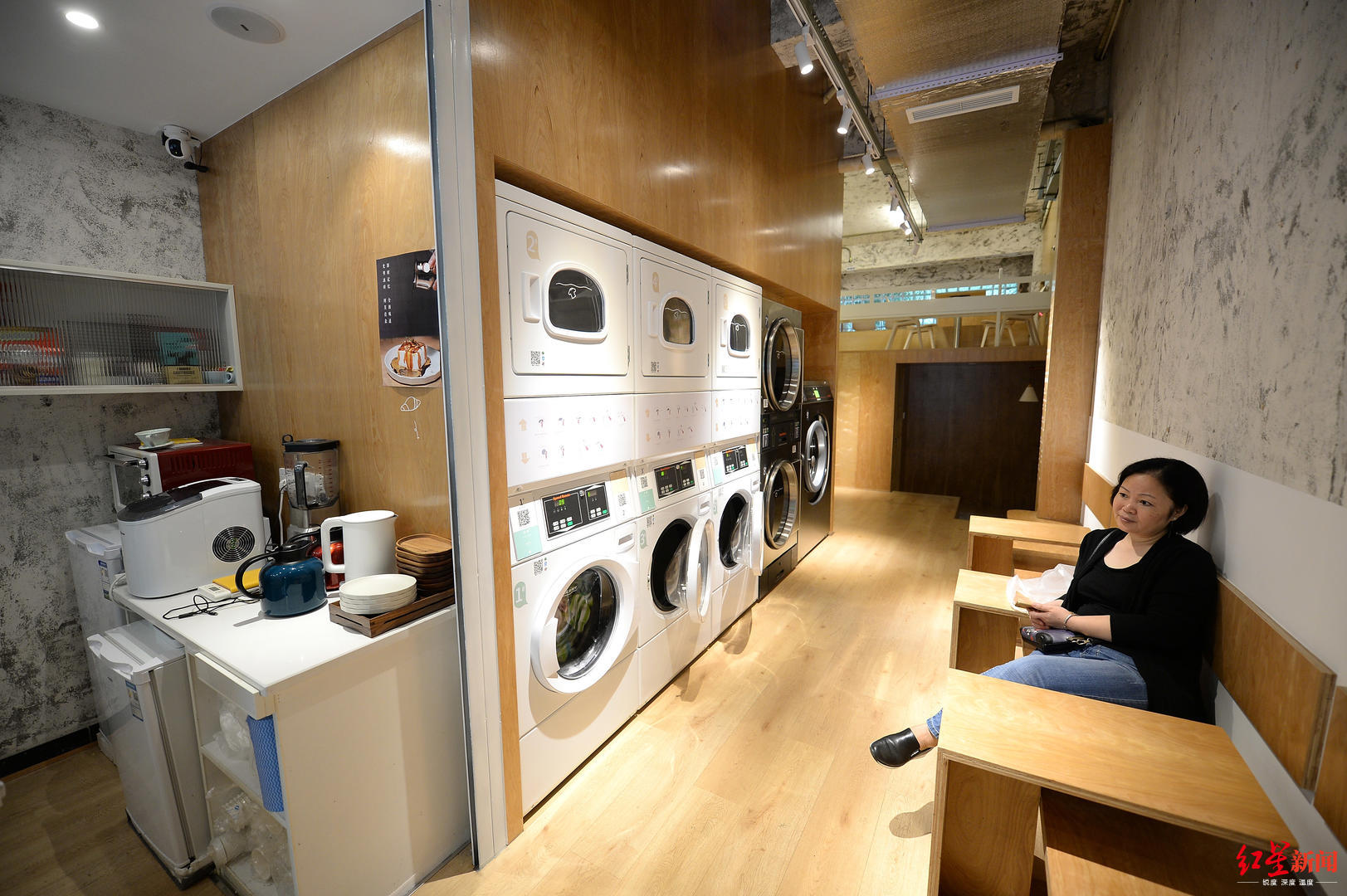 卡布奇诺和滚筒洗衣机更配?成都这家自助洗衣咖啡店火了