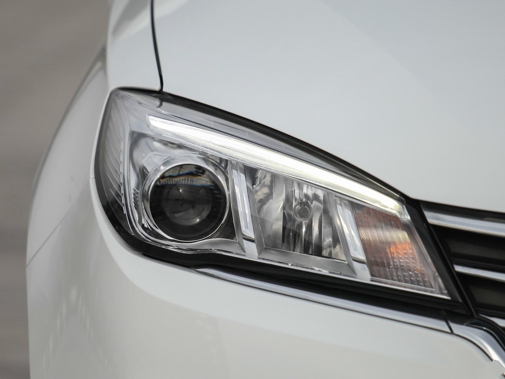 这款荣威360的大灯组内部使用了少许的镀铬饰条进行分割,让各个部分看