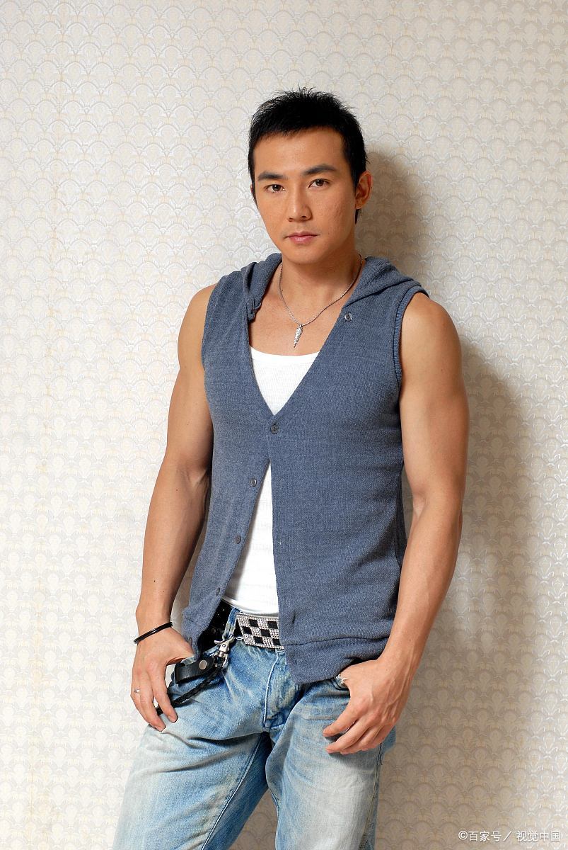 48岁的艺人刘畊宏,一身腱子肉,原来他坚持健身23年