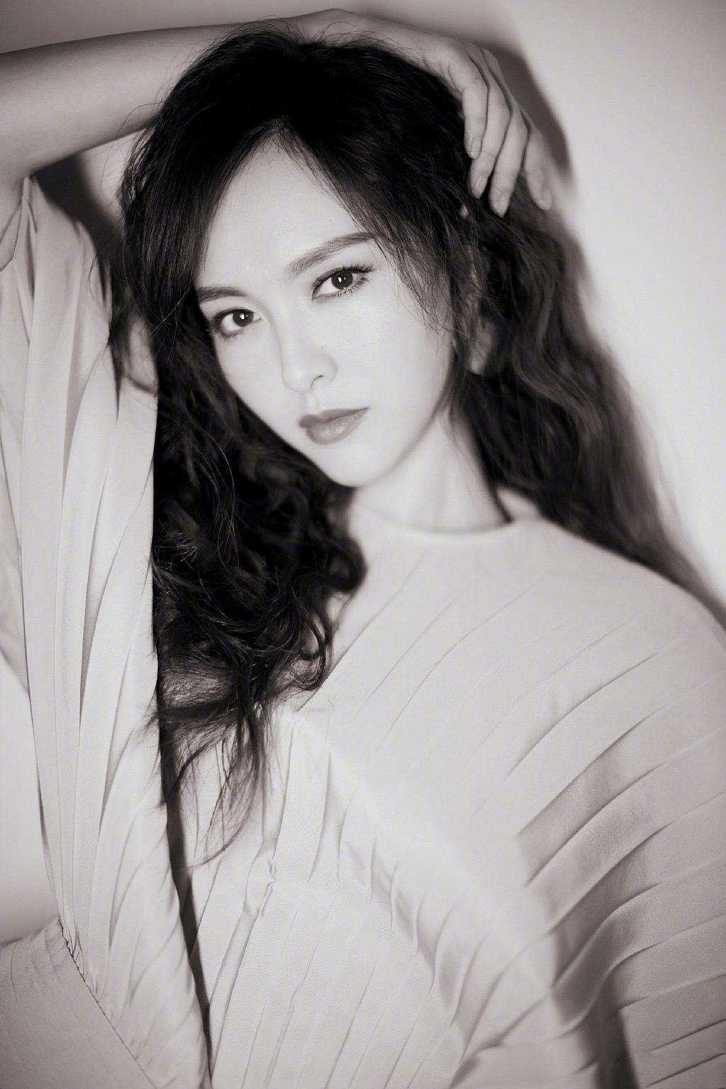 唐嫣,中国大陆人气女演员兼歌手,毕业于中央戏剧学院表演系2002级本科