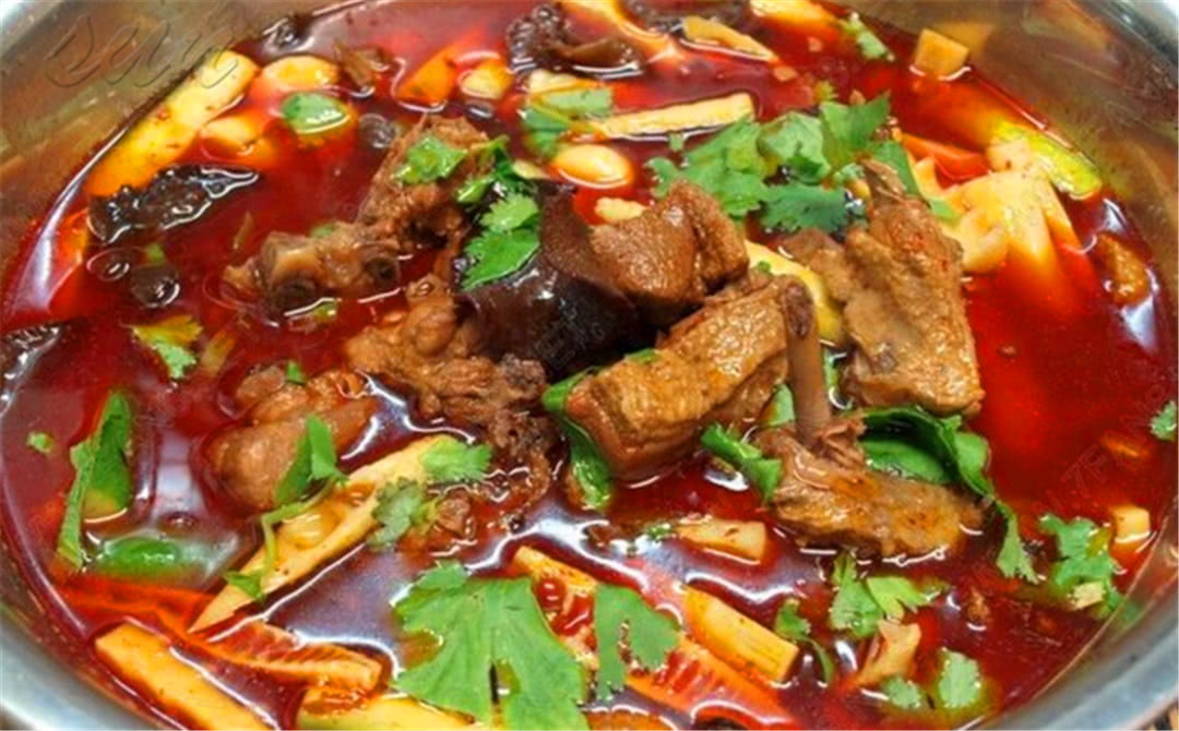 辣而不燥,香而不腻的青笋啤酒鸭火锅来了!锅底里好多菜!好评