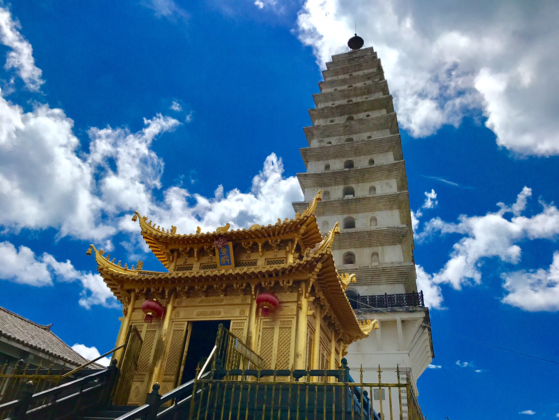 天柱峰顶有一空心方形密檐砖塔——楞严塔.