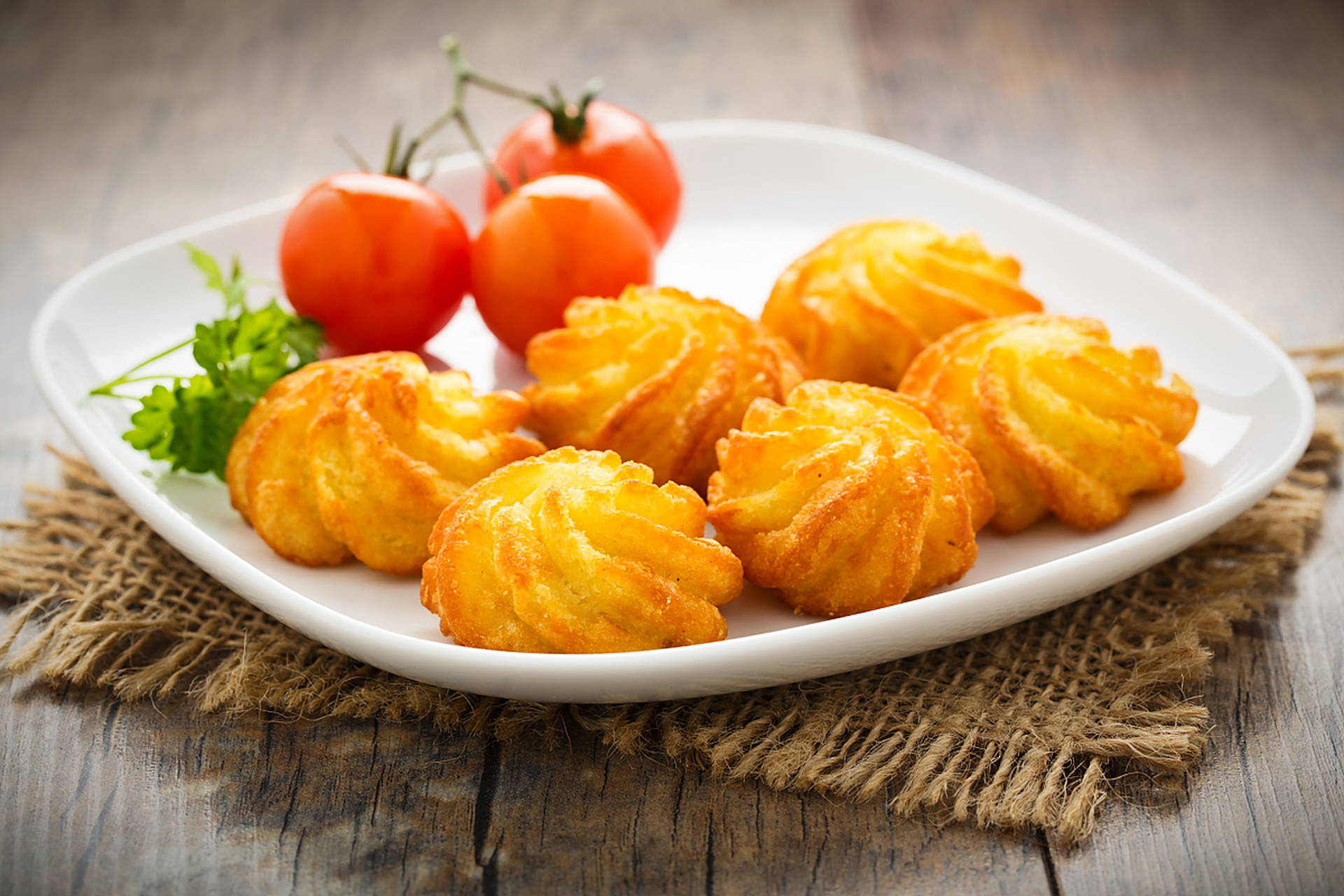 芝心虾球是一道非常受欢迎的中式美食,它的制作工艺独特,口感鲜美