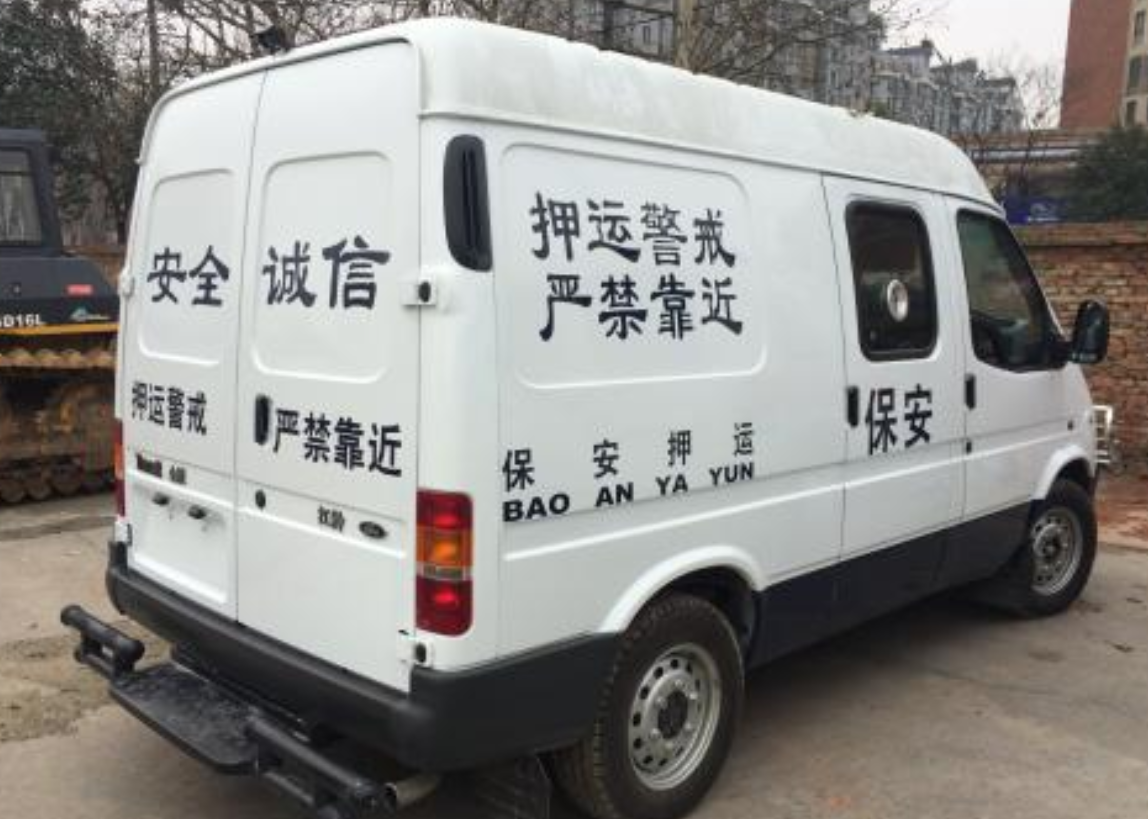 为何运钞车在押运途中,停车也不会熄火?说出来你都不一定会相信