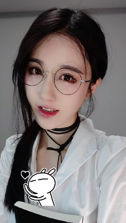 网红轩子巨二兔晒照,装扮成老师太美了,我突然想回去上学