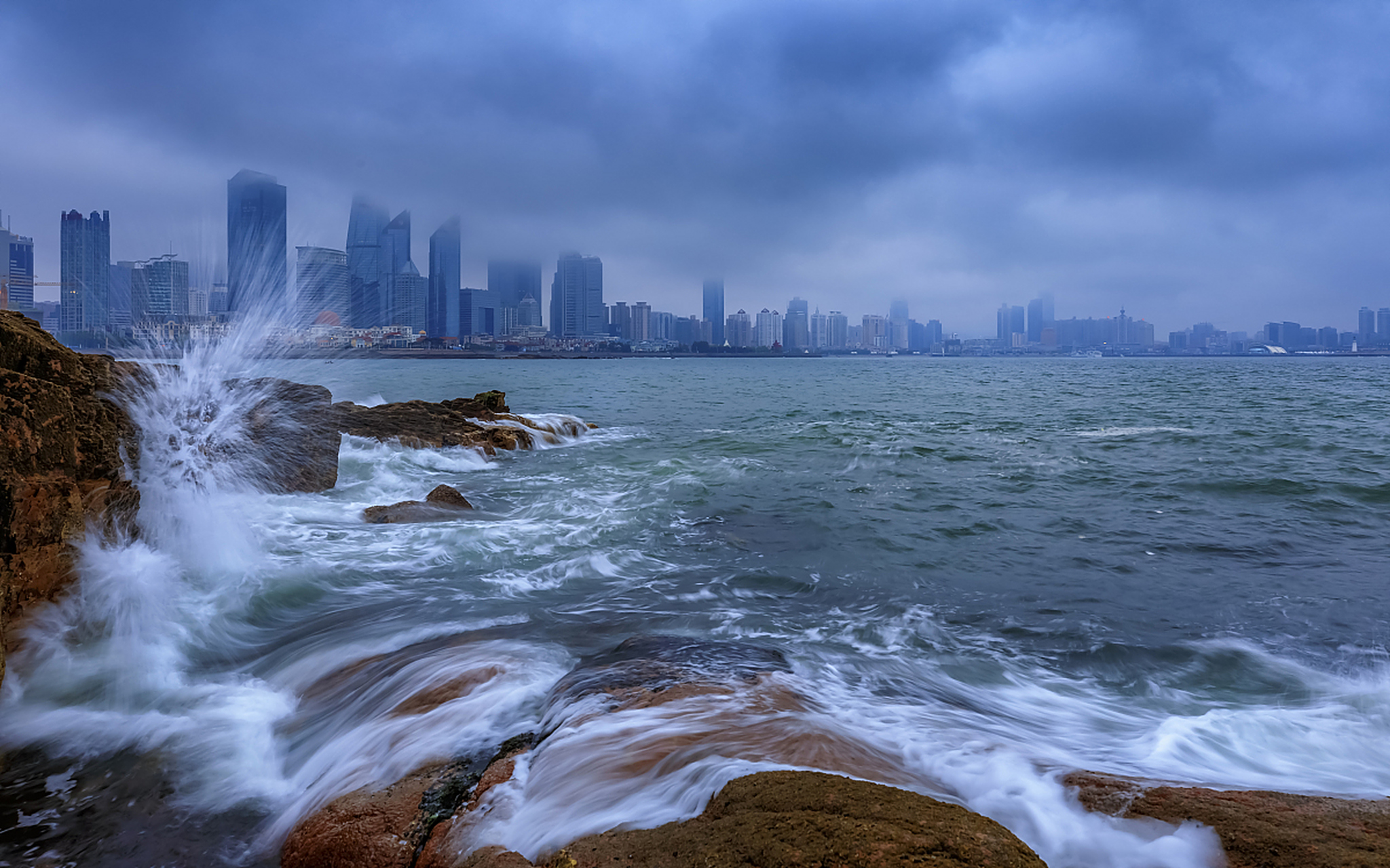 读书# #读书笔录# "海风吹绉蔚蓝天,山涌芙蓉月涌莲"这句诗的意思是