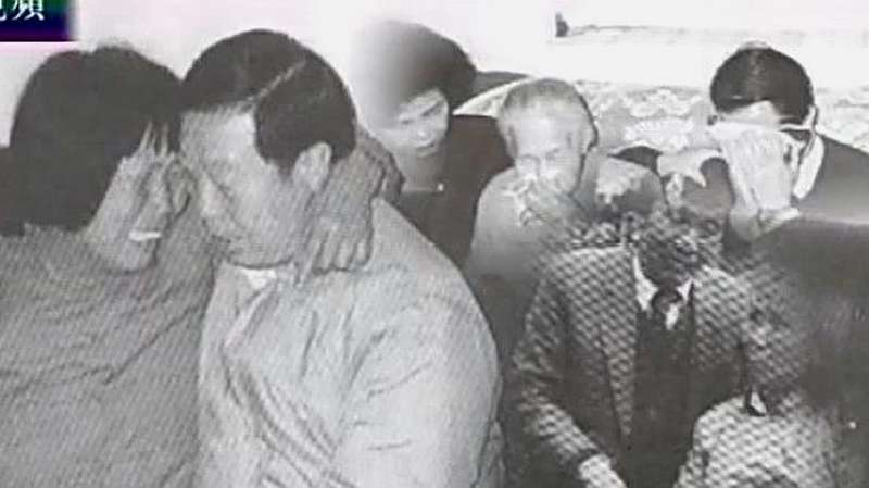 1987年,在台同胞被准许返乡探亲,看到这一幕我的眼泪忍不住了,军事,军史,好看视频