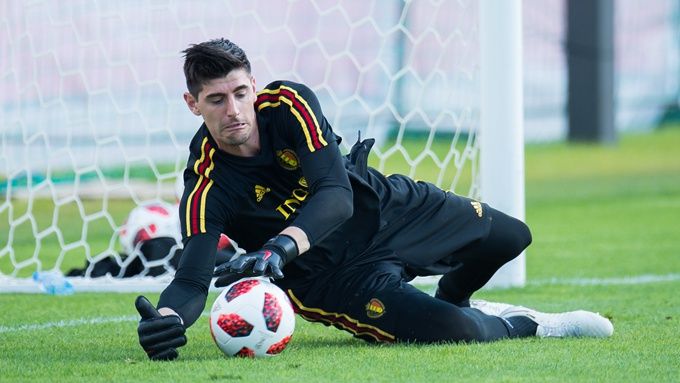 皇马签下库尔图瓦 球迷:他能夺走纳瓦斯的主力位置吗?