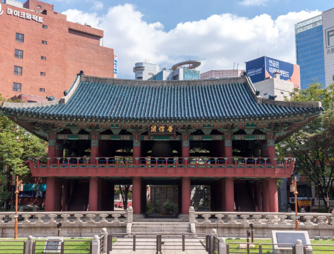 曹溪寺是韩国禅宗的中心,位于首尔的市区,能吸引起人们的兴趣