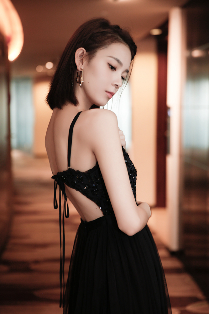 唐人真的挺坑自己人的,就拿陈瑶来说吧,《脱骨香》那边本来是想邀请