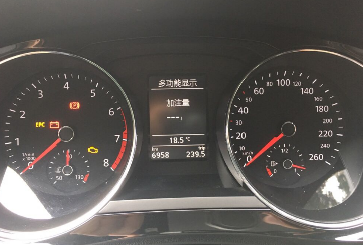 油表满格,车子却因没油抛锚,维修工拆开发动机大骂:不配开车!