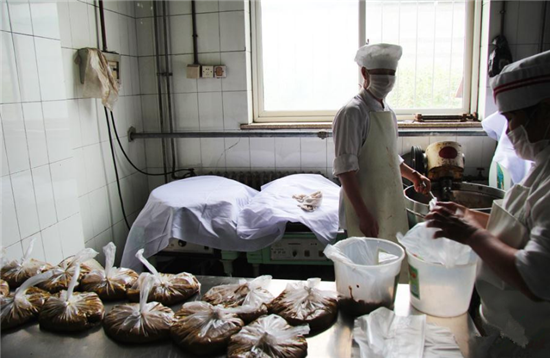 直击北京最大的看守所食堂,外国人吃的和中国人吃的很不一样