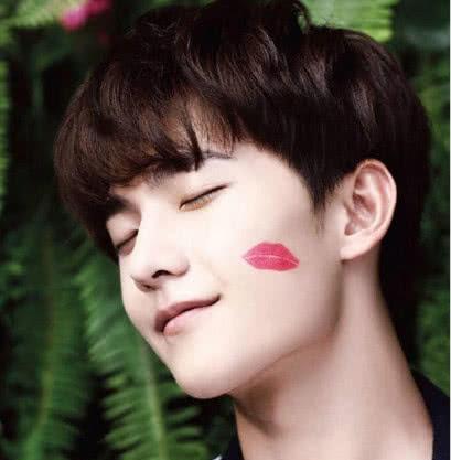 男星代言口红:王源口红涂满唇,杨洋脸上印红唇,大佬则a炸了!