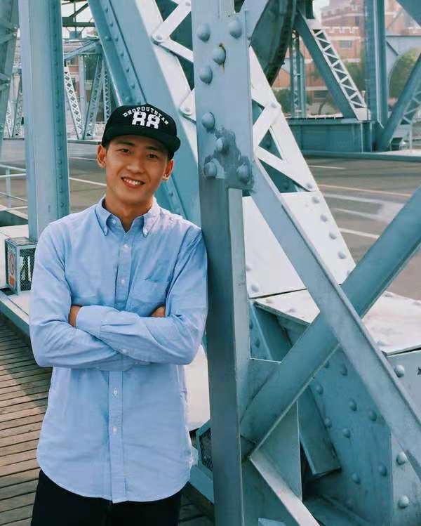 男生旅游怎么拍照才能有型有范,学会这八招拍照技巧,咸鱼变男神