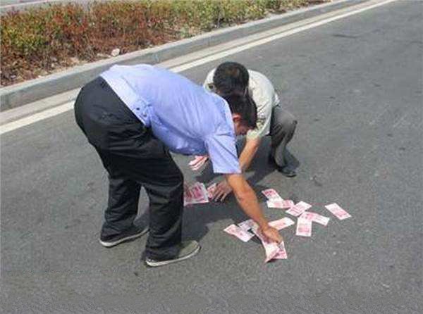 从运钞车飘出来的钱,散落大街,被人一抢而空,算是抢劫银行吗?